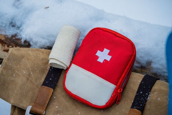 Trousse de secours pour des vacances au ski réussies