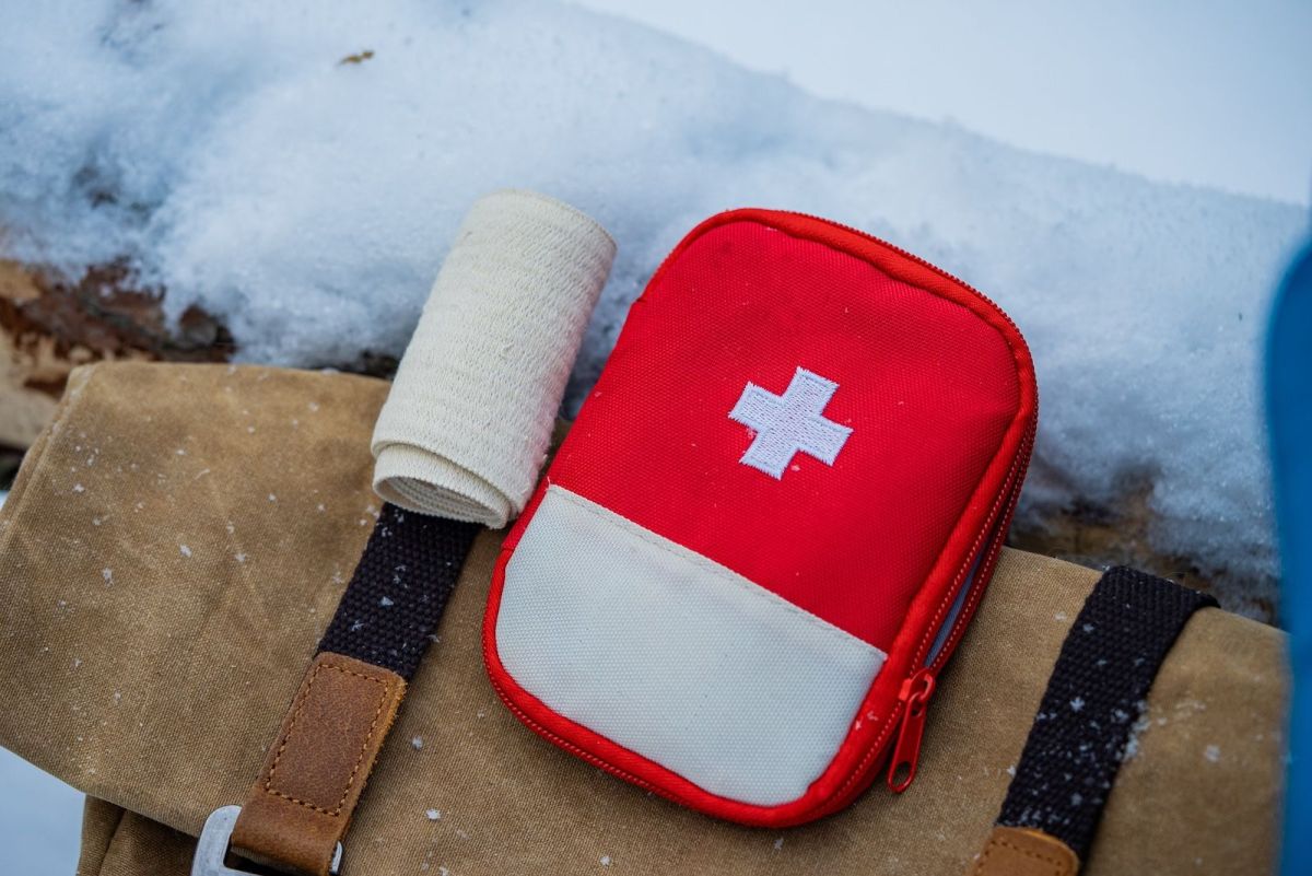Trousse de secours pour des vacances au ski réussies